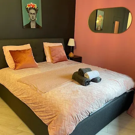 Superb For 4 People, Center - Auto Museum Apartment *